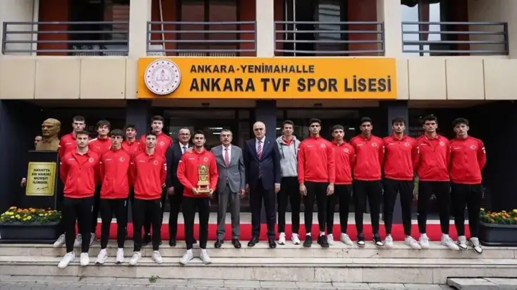 Milli Eğitim Bakanı Tekin, Ankara TVF Spor Lisesinde dünya şampiyonu öğrencilerle buluştu