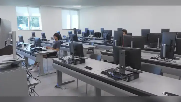 Mississippi Gulf Coast Community College students use AI to solve business problems
