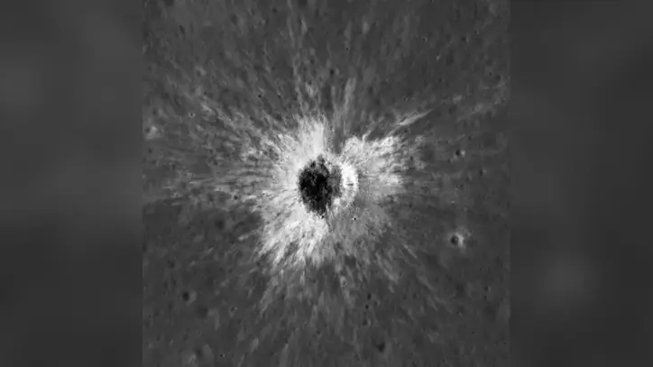 NASA, Ay’da yakın zamanda oluşmuş devasa bir krater keşfetti
