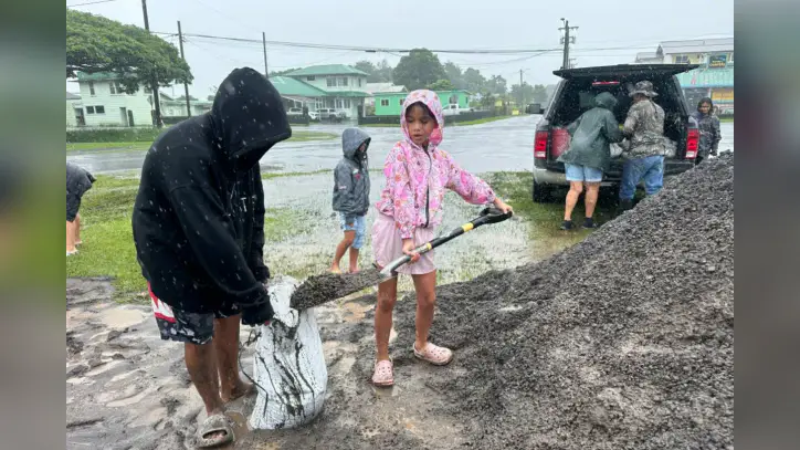 Nolo threatens Hawaii with flash floods, extreme surf — PHOTOS