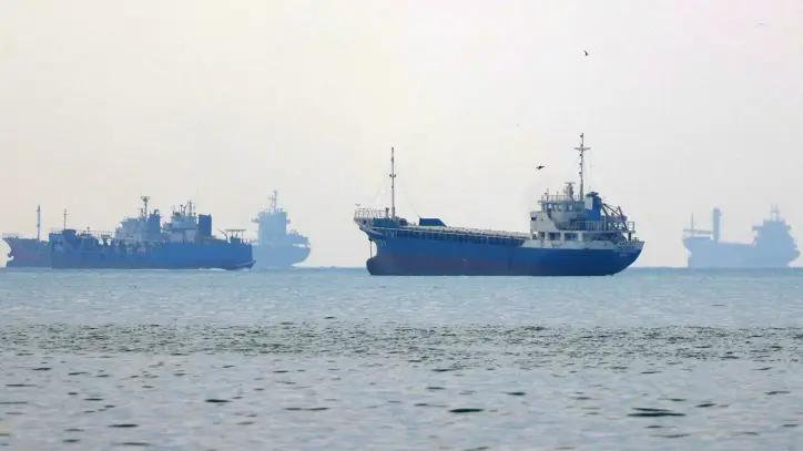 Oil Rises as Iran Threat to Widen War Dims Hormuz Deal Hopes
