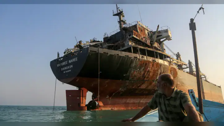 Ships in Strait of Hormuz still face "indiscriminate attacks," maritime monitor warns