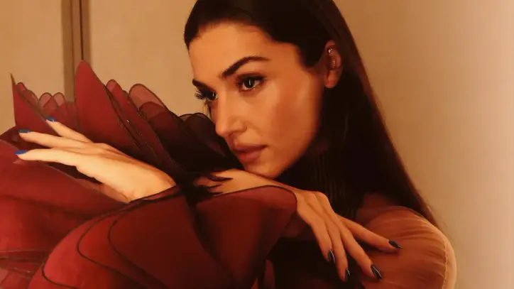 Paris'te kırmızı-siyah şıklığı! Hande Erçel sıra dışı elbisesiyle sosyal medyayı yıktı geçti
