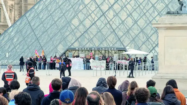 Paris'teki Louvre Müzesi öğrenci eylemi nedeniyle kapatıldı