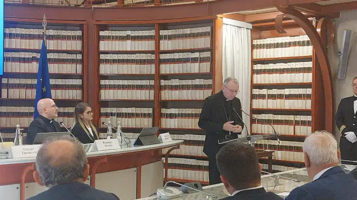 Parolin ‘concerned’ over states ‘going it alone’ on AI - Vatican News
