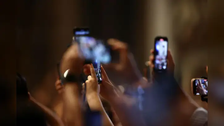 ‘Paying attention in age of clickbait’ – 2027 World Communications Day theme - Vatican News