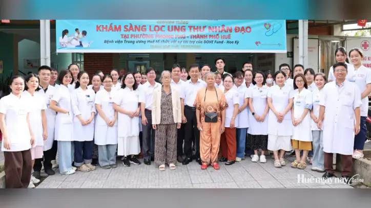 Phong Phu semtinde yaşayan 300 kişiye ücretsiz sağlık kontrolü ve kanser taraması yapıldı.