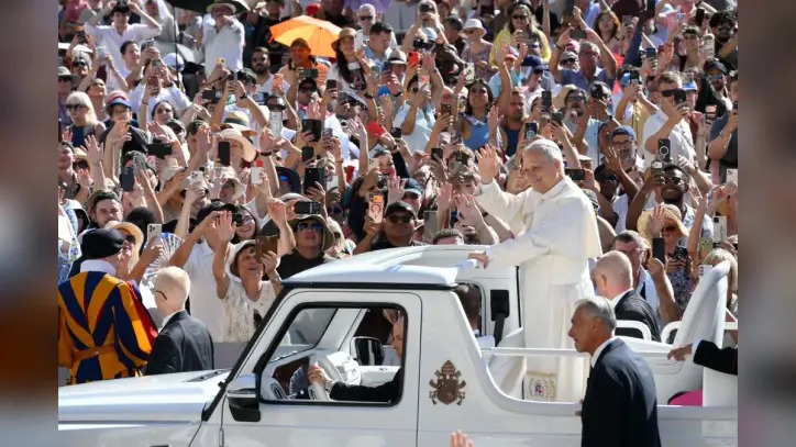 Pope at Audience: Church is called to serve humanity, unmask society's contradictions - Vatican News