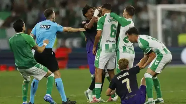 Real Betis - Barcelona maçında saha karıştı: Lamine Yamal'a kafa atıldı