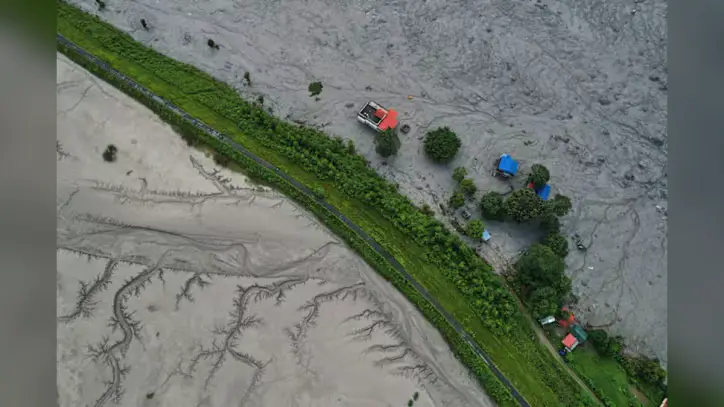 Rescue efforts intensify after Nepal-Tibet flooding as deaths climb past 900