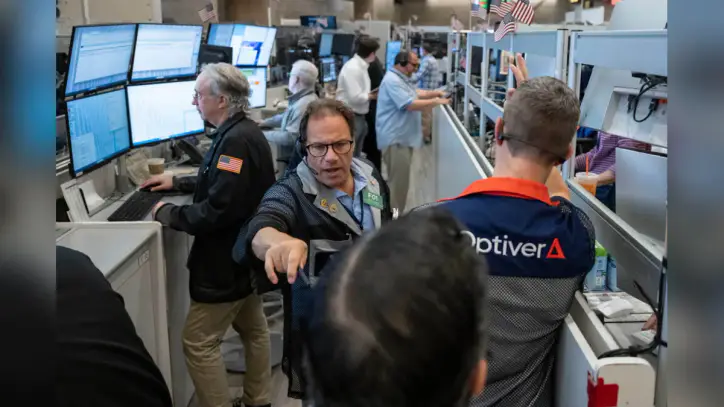 Rising oil prices, falling technology stocks and reversing bond yields keep Wall Street unsettled