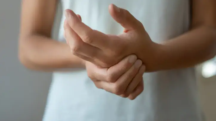 Romatizma sadece yaşlılarda görülmüyor! Gençlerdeki bu belirtiler artritin habercisi olabilir