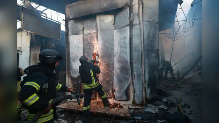 Russian and Ukrainian strikes leave 10 dead as Trump calls on Zelenskyy to 'settle with Putin'