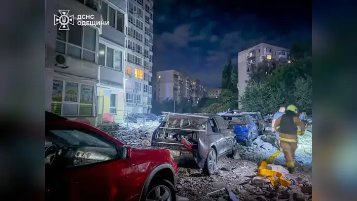 Russian strikes kill 2 Ukrainian civilians as Moscow and Kyiv threaten to raise the stakes