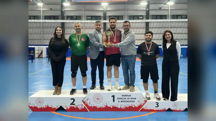 Sağlık çalışanları voleybol turnuvasında mücadele etti