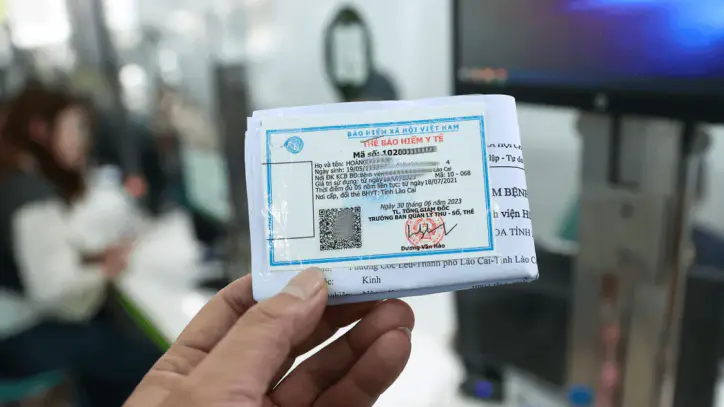 Sağlık sigorta kartları masrafların %95 veya %100'ünü karşılıyorken, hastalar neden hâlâ on milyonlarca dong ödemek zorunda kalıyor?