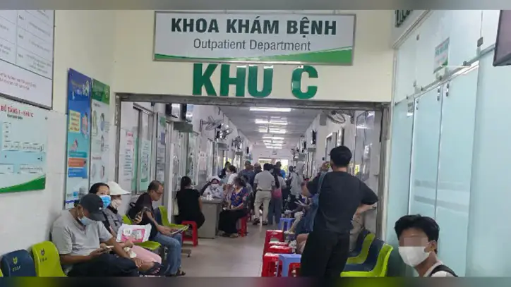 Sağlık sigortası olan hastalar, hâlâ vakitleri olmasına rağmen randevu saatlerinin dolu olması nedeniyle şaşkınlık yaşıyorlar.