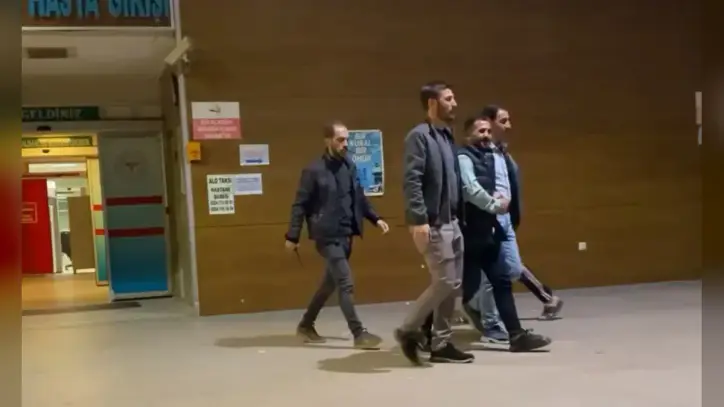 Saklandığı evde yakalanan firari hükümlü, sağlık kontrolüne gülerek gitti