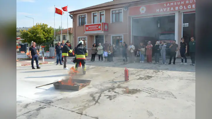 Samsun Havza'da 112 sağlık ekipleri yangın tüpü kullanımını uygulamalı öğrendi