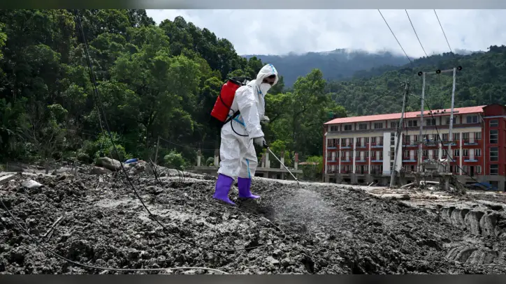 Smell of death hangs over rescue efforts in Nepal as deaths pass 1,000