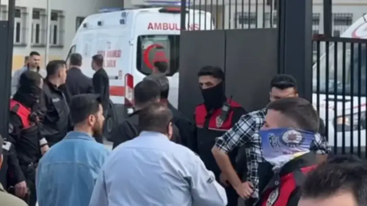 Son Dakika | Esenyurt'ta lisede kavga: Yaralılar var! Sağlık ekipleri sevk edildi