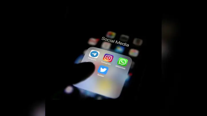 Sosyal medya düzenlemesi: 15-18 yaşa canlı yayın, ekran kaydı ve 'görüldü' yok - Diken