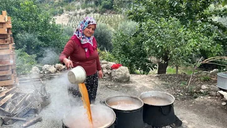 Sosyal medyada 400 bin takipçiye ulaştı, yarışmada 1 milyon 400 bin TL kazandı
Çocukluk hayalini sosyal medya sayesinde gerçekleştiren televizyona da çıkan 57 yaşındaki çiftçi Naciye Şahin, kazandığı parayla Bağ-Kur borcunu ödeyerek emekli olmayı ve evinin çatısını yaptırmayı planladığını söyledi - Mersin Son Dakika Haberleri - Habertürk Yerel Haberler