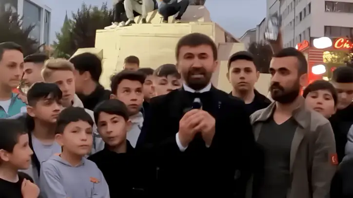Sosyal medya fenomeni İbrahim Yılmaz Bolu'da takipçilerine para dağıtttı