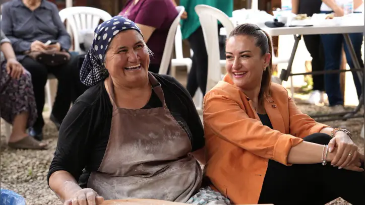 SOSYAL MEDYADA BELEDİYE BAŞKANINI KADINLARLA YUFKA AÇARKEN GÖRDÜ, YAZDIĞI YORUMLA HAMUR MAKİNESİ KAPISINA GELDİ