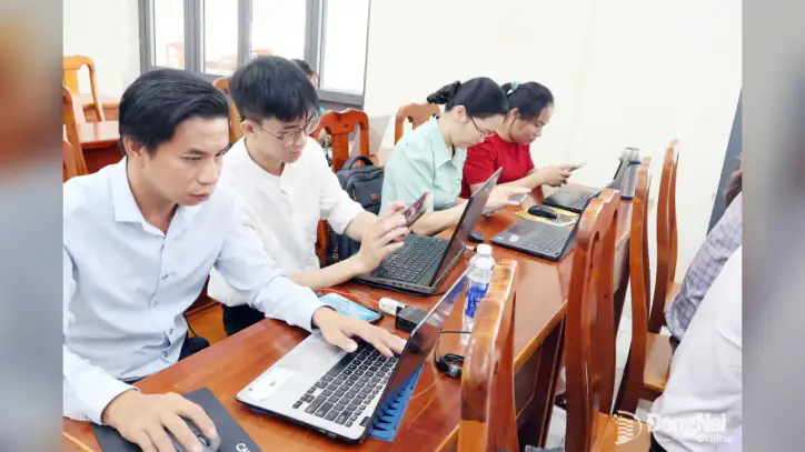 Tan Trieu mahallesinin yetkilileri ve parti üyeleri, internet üzerinden resmi ve olumlu bilgilerin yayılmasına yönelik bir tatbikata katılıyor. Fotoğraf: Mahalle tarafından sağlanmıştır.