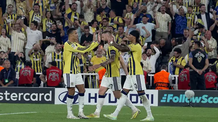 <p>SPOR YAZARLARI FENERBAHÇE - ROMA MAÇINI YORUMLADI: FENERBAHÇE SAVUNMA YAPMAZ, RAKİBE YAPTIRIR</p>