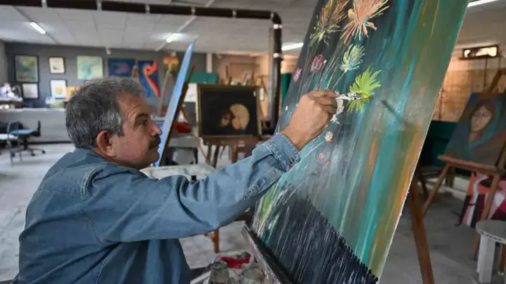 Tarsus’ta esnaf vitrinleri sanat galerisine dönüştü