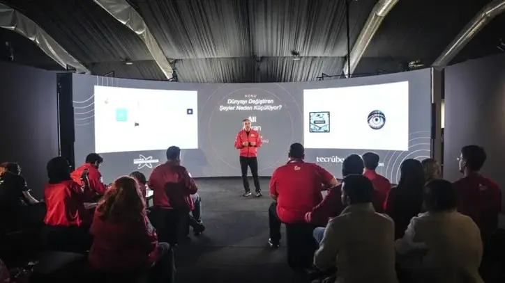 TEKNOFEST Güneydoğu'da "Dünyayı Değiştiren Şeyler Neden Küçülüyor?" başlıklı panel düzenlendi