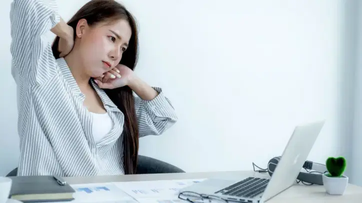 Telefon ve bilgisayar kullanımı boyun omurgasını tehdit ediyor: İşte boynu koruyan 5 basit egzersiz!