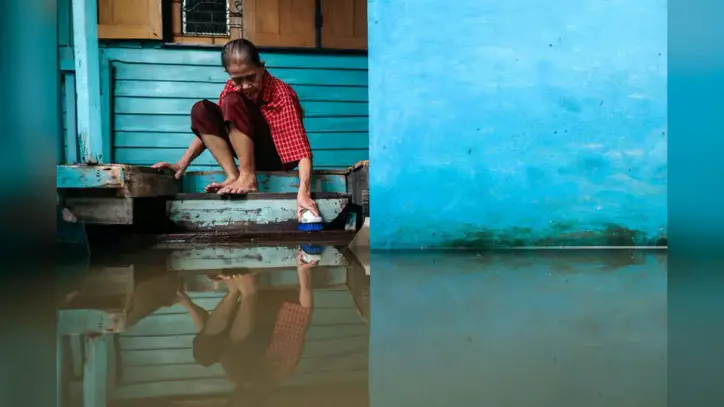 Thousands Huddle in Bangkok Shelters as Thai Flood Damages Seen at Over $320 Million