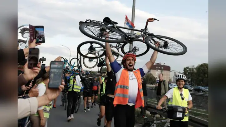 Thousands welcome cycling students in Kragujevac ahead of Serbia’s Oct. 25 election