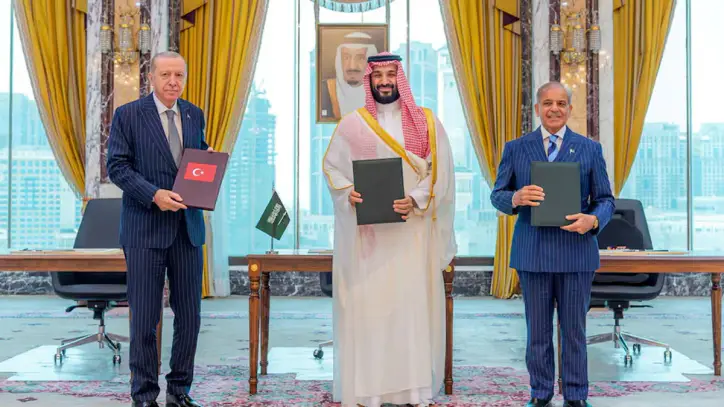 Türkiye, Pakistan ve Suudi Arabistan’dan kritik zirve: Gündem Husi saldırıları