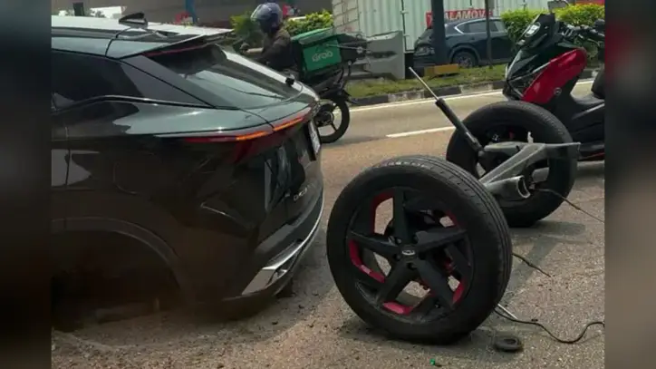 Türkiye’de de satılan otomobilin arka aksı trafikte koptu - Manşet Haber