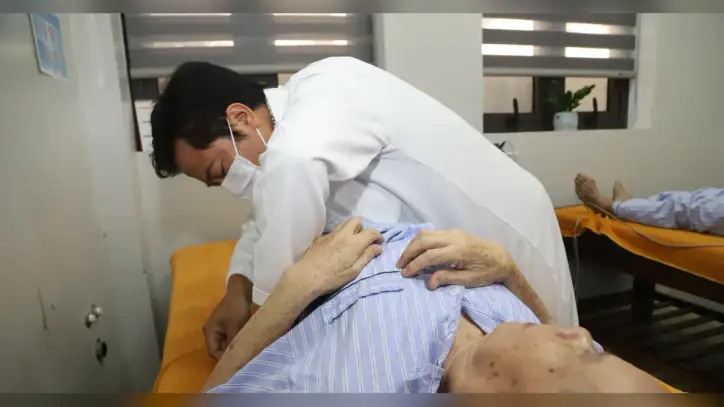 Tüm vatandaşlar için ücretsiz sağlık kontrollerini uygulamaya koymanın önündeki engelleri aşmak.