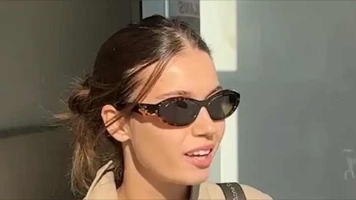 Ünlülere yönelik uyuşturucu soruşturmasında gözaltına alınan Afra Saraçoğlu sağlık kontrolü çıkışında görüntülendi