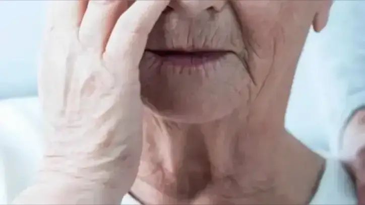 Unutkanlık başlamadan Alzheımer’ın izi aranıyor! 55 yaşında kan testi