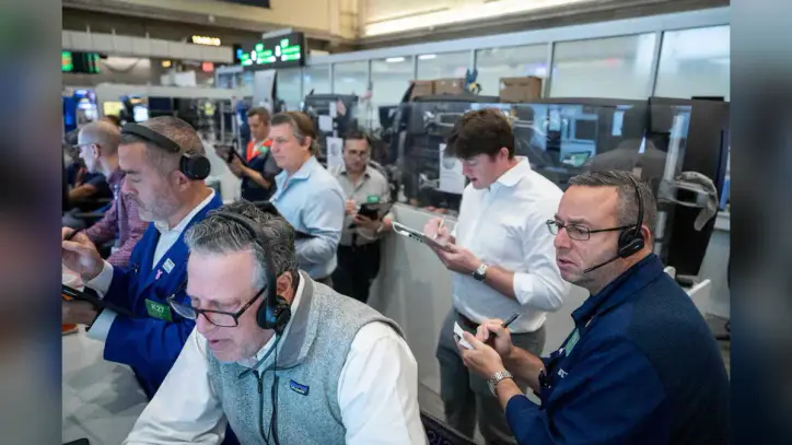 US Stocks Hover Near Their Latest Record in Mixed Trading on Wall Street
