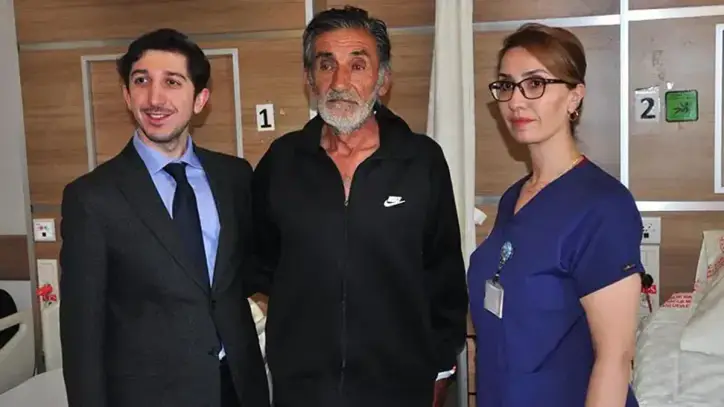 Cebinde taşıdığı iple ayağını kaldırıyordu, ameliyattan bir gün sonra yürüdü