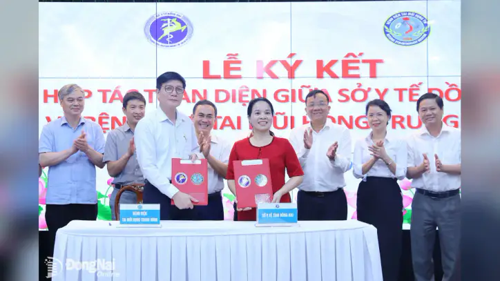 Ulusal Kulak Burun Boğaz Hastanesi yöneticileri ve Dong Nai Sağlık Müdürlüğü yöneticileri, Ekim 2025'te kapsamlı bir iş birliği anlaşması imzaladı. Fotoğraf: Huy Anh