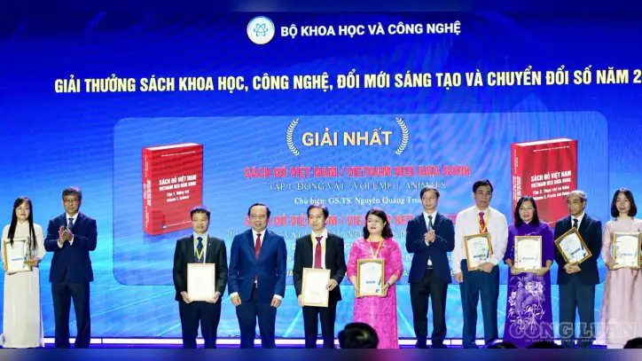 "Vietnam Kırmızı Kitabı" serisi, 2026 Bilim ve Teknoloji Kitap Ödülleri'nde birincilik ödülünü kazandı.