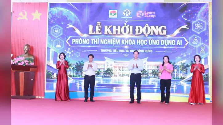 Vinh Hung: Öğrenciler için düzenlenen Bilim ve Teknoloji Festivali'nde Yapay Zeka Uygulamalı Bilim Laboratuvarı'nın açılışını gerçekleştirdi.
