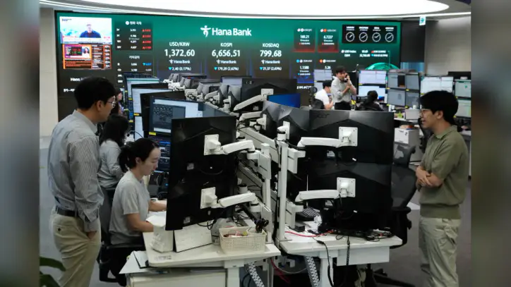 World shares extend losses, while the global bond sell-off intensifies