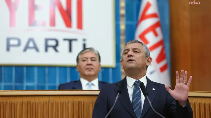 YENİ Parti Grup Toplantısı... Özgür Özel'den erişim engellerine tepki: “Yarın saat 12.00’de Anayasa Mahkemesi’nin önündeyiz”
