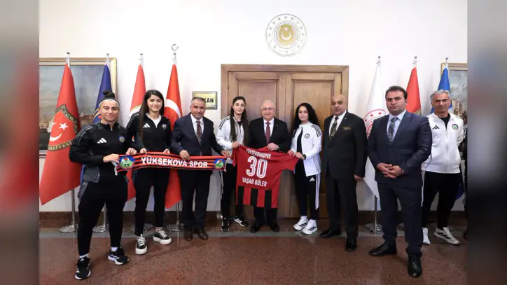 Yüksekova Spor Kadın Futbol Takımı, Bakan Güler'e MSB'de adı yazılı forma takdim etti