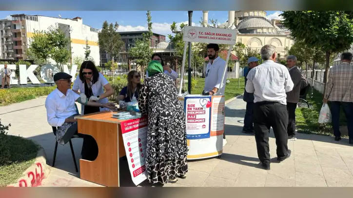 Yüksekova’da Halk Sağlığı Haftası kapsamında sağlık standı kuruldu